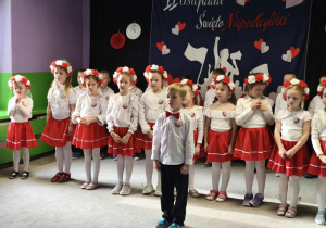 Chłopiec recytuje wiersz.