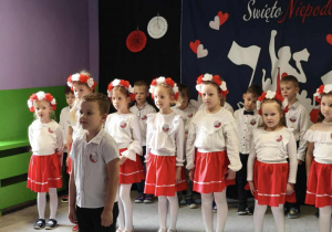 Chłopiec recytuje wiersz.