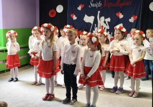 Dzieci recytują wiersz.