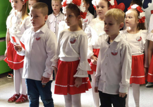 Dzieci recytują wiersz.