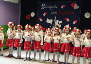 Dzieci śpiewają piosenkę.