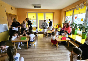 Dzieci rozwiązują zadania konkursowe.