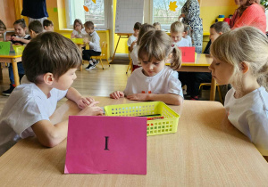 Dzieci rozwiązują zadanie konkursowe.