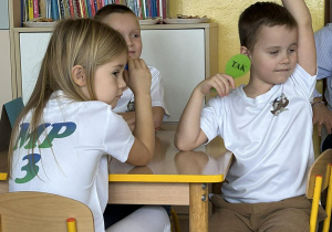 Dzieci odpowiadają na pytania dotyczące bezpieczeństwa.