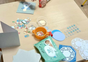 dziewczynka ozdabia kartę świąteczną