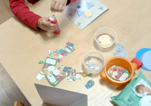 dziewczynka ozdabia kartę świąteczną