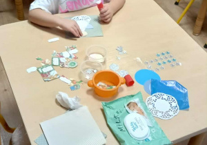 dziewczynka ozdabia kartę świąteczną