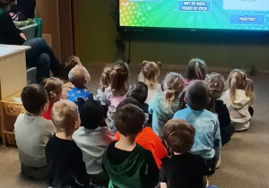 przedszkolaki oglądają film edukacyjne dotyczący praw dzieci