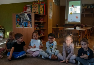 dziewczynka prezentuje ilustrację dotyczącą praw dziecka