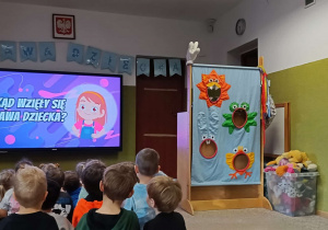 przedszkolaki oglądają film edukacyjne dotyczący praw dzieci