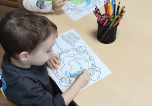 dzieci wykonują pracę plastyczną