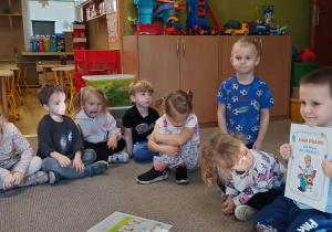 chłopiec prezentuje ilustrację dotyczącą praw dziecka