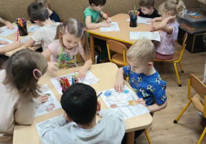 dzieci wykonują pracę plastyczną