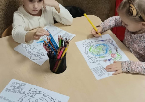 dzieci wykonują pracę plastyczną