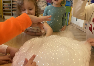 Dzieci eksperymentują