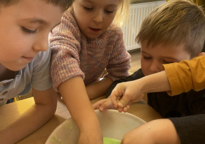 Dzieci eksperymentują