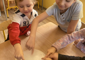 Dzieci eksperymentują