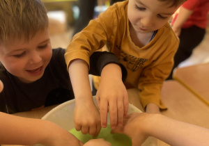 Dzieci eksperymentują