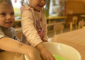 Dzieci eksperymentują