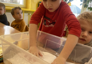 Dzieci eksperymentują