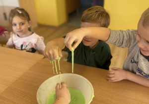 Dzieci eksperymentują