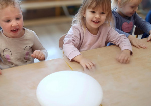 Dzieci podczas warsztatów