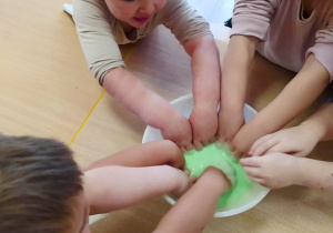 Dzieci podczas warsztatów