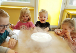 Dzieci podczas warsztatów