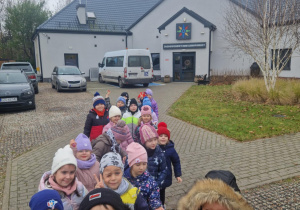 Dzieci idą z wizyta do Seniorów Środowiskowego Domu Samopomocy.