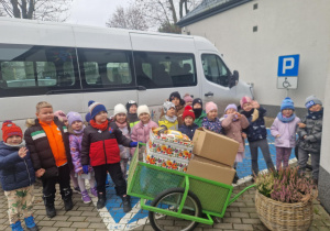 Dzieci idą z wizyta do Seniorów Środowiskowego Domu Samopomocy.