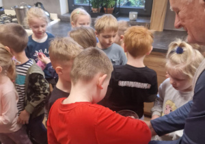 Dzieci z wizytą w Środowiskowym Domu Samopomocy.