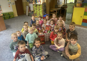 Dzieci z zebranymi w przedszkolu herbatkami dla seniorów.