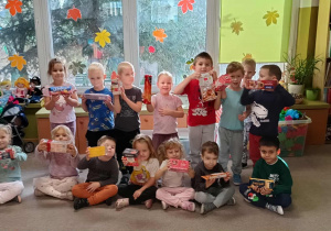 Dzieci z zebranymi w przedszkolu herbatkami dla seniorów.