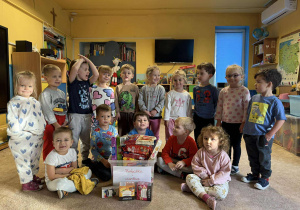 Dzieci z zebranymi w przedszkolu herbatkami dla seniorów.