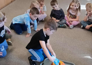 chłopiec wsypuje do dyni sodę oczyszczoną