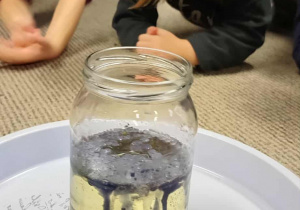 dziewczynki obserwuja eksperyment lawa lampa