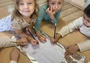 dzieci piszą atramentem sympatycznym