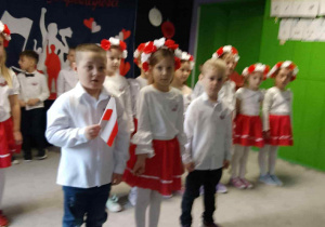 Dzieci oglądaja akademię z okazji Święta niepodległości.