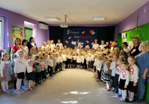 Dzieci śpiewają hymn.