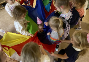 Zabawy z chustą animacyjną.