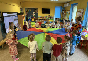 Zabawy z chustą animacyjną.