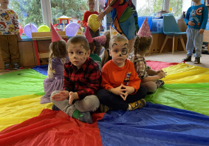 Zabawy z chustą animacyjną.