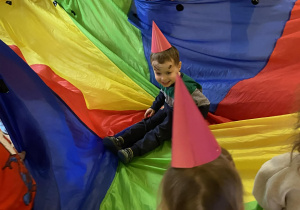 Zabawy z chustą animacyjną.