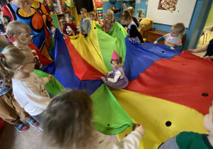 Zabawy z chustą animacyjną.