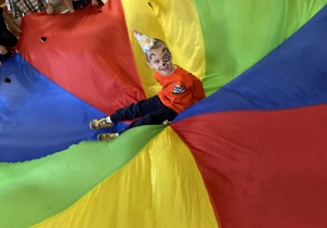 Zabawy z chustą animacyjną.