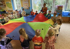 Zabawy z chustą animacyjną.