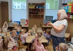 dzieci pokazują swoje prace