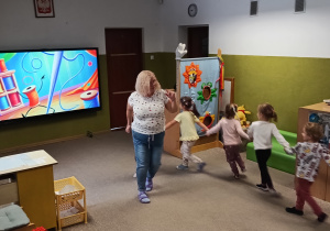 Taniec dzieci do piosenki Tańcowała igła z nitką