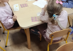 dzieci szyją na tkaninie