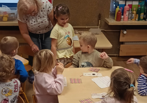 Pani krawcowa bierze miarę z dziewczynki